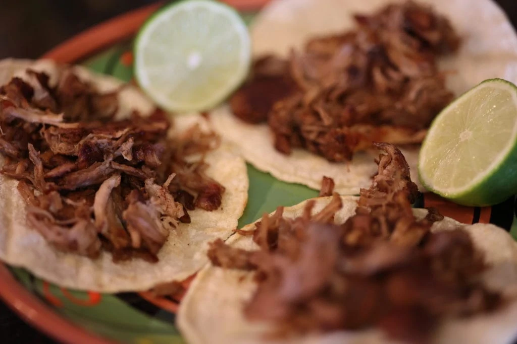 tacos de carnitas with lime