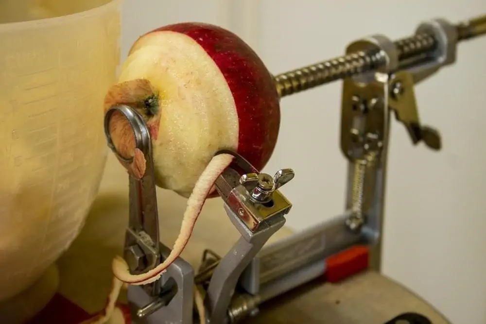 How to use an apple peeler