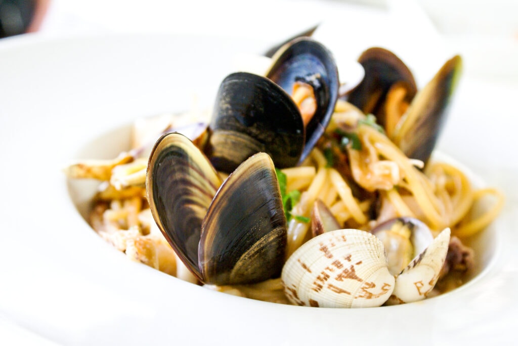 How To Cook Mussels In The Best Garlic-Shallot Broth With Garlic &amp; Shallots - Kitchen Ratings